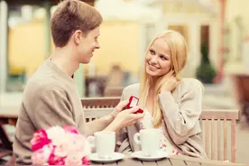 约闺蜜吃饭遇到前夫，上前和他打招呼，前夫：我们认识吗图片