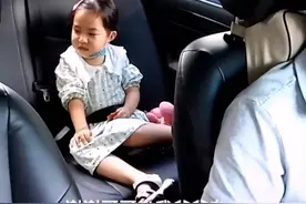 广东一男子残疾离异，独自带女儿跑网约车：扛起做父亲的责任图片