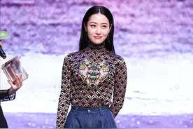 白冰很适合穿紧身上衣，身材看着很好，服装土气也不难看图片