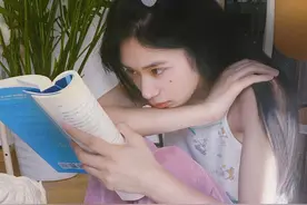 段小薇掀起刘海像换脸，五官优越气质好，网友说盗图不如做自己图片