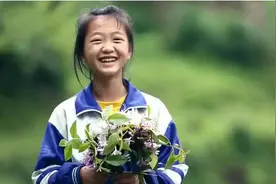 《变形记》中神仙妹妹梁小友，因父亲伤病辍学，今成网红扛起家庭图片