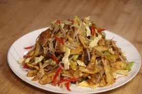 剩烧饼不要再扔了，简单一炒，香辣开胃，出锅香喷喷不够吃图片