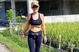 62岁英国美女因不停地收到小年轻搭讪，解释自己年龄可做其妈妈图片
