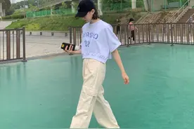 干净简约有细节感的日常穿搭分享，通勤必备的叠穿配色dailylook图片