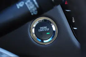 汽车AUTO键的3大功能，车开报废了还不会用，你用过几个呢？图片