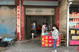 兴平卖豆腐脑大爷的诗意人生 店里墙上全贴着自己写的诗图片