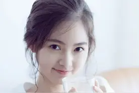 沐浴后的少女，高清人像摄影。图片