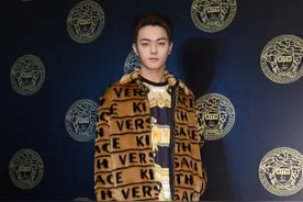 soso许凯领粉丝红包太搞笑，穿着一身logo的外套没有土味感图片