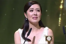 39岁视后自曝曾因戴牙套被当异类，学表演时还被戏剧大师大骂垃圾图片