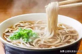 煮面条时开水下锅就错了，面馆师傅教你煮面秘诀，面条爽滑又筋道图片