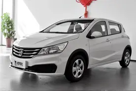 停车方便还不用天天充电，便宜5座省油代步车，带你看宝骏310图片