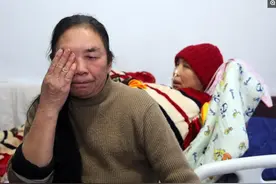 河南“傻”保姆照顾植物人雇主，10来年不愿涨工资，捡菜叶吃图片