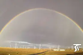 雨后，玛依塔斯风区空中架起“双彩虹桥”图片