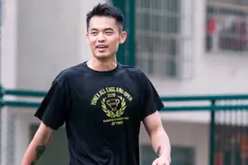 36岁林丹现身野球场，踩单车过人，一代国足巨星被羽毛球耽搁了图片