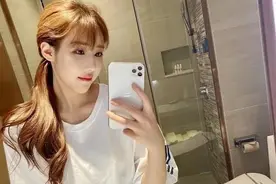 “小小酷哥”晒乔妹孕肚，透露孩子下月出生，粉丝调侃要当爷爷了图片