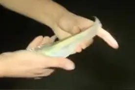 南京一男子钓起“长江刀”转身就放了，网友：“差点就被抓了”图片