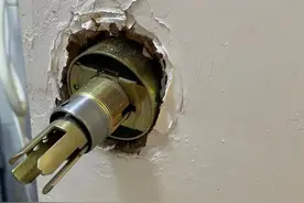 门锁损坏被困浴室30小时，独居女生最后这样自救脱险图片