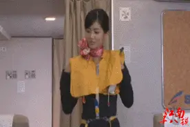 爆笑GIF动图：终于知道为什么空姐都需要漂亮的了图片