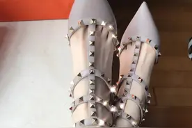 说真的选这个颜色，真是显得脚很白图片