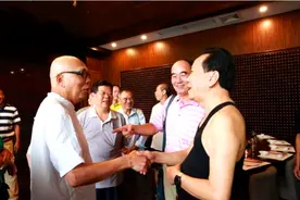 揭秘椰树集团广告为啥立案？80岁老板穿吊带背心见贵宾照片曝光图片