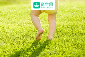 快住手！家长这个小动作，可能让宝宝腿部变形图片