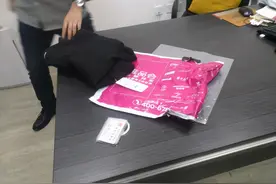 郑州一男子在唯品会上买裤子，到货后发现口袋里还有驾照和身份证！啥情况？图片