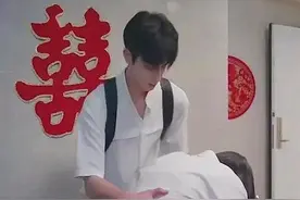 宋茜成功“逆袭”了，与小12岁男星上演姐弟恋，揉腰按摩身材太绝图片