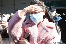 春晚第四次联排，杨幂格子大衣现身，迪丽热巴可爱，李易峰潮范足图片