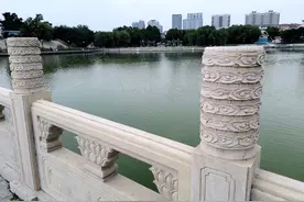 清澈的湖水碧波荡漾，绿树倒映在湖水里，整洁漂亮的石栏杆图片