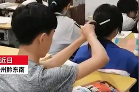 贵州一男生帮女同学盘头发，不知班主任就在身后，发现时害羞不已图片