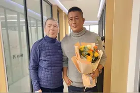 62岁冯小刚与高曙光合照，素颜出镜斑秃明显，网友：牙怎么了？图片