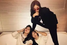 刘亦菲孟佳聚会旧照曝光，饮酒唱歌形象奔放，乖乖女形象被质疑图片