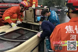 事发博爱！一辆半挂货车与一辆电动三轮车相撞，现场画面曝光图片