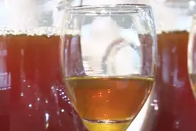 西泠秋拍首展绍兴黄酒，古越龙山手工原酿一瓶几十万比黄金还贵视频封面