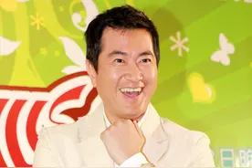 邓梓峰22岁双胞胎儿子罕露脸，气质儒雅身材高大，父子长相神似图片