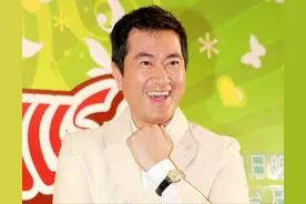 邓梓峰22岁双胞胎儿子罕露脸，气质儒雅身材高大，父子长相神似图片