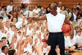 乔丹教你如何陪领导打球！3张动图诠释“假装防不住”的艺术图片