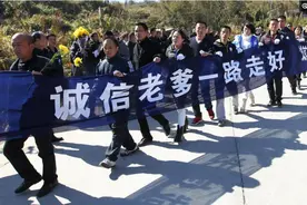 3个儿子同时遇难，诚信老爹替儿还清巨债后离世，千余人自发送别图片