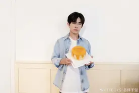 TFBOYS庆祝出道七周年，手捧定制蛋糕清爽帅气图片