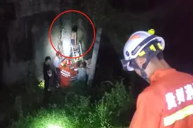 学生深夜翻墙出校园，结果被卡在缝隙四小时！路过市民托举报警图片