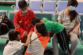 又是电动车！当街瞬间爆燃，烧伤女孩被下三次病危通知图片