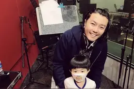 48岁阿杜携儿子进录音棚，全家福罕见曝光，曾因焦虑症胖到180斤图片