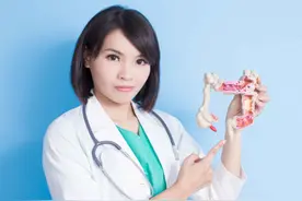 排便时出现3个迹象，或是肠癌已“造访”，尽早检查，莫拖延图片