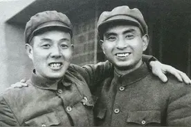 最会打仗的政委是谁？邓公点评二野战将，一位政委与五虎将并称图片