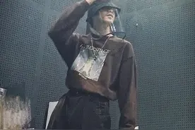 14岁身高185腿长107的初中生，刘耀文的大长腿要溢出屏幕了图片