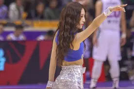 CBA赛场上的精灵，来自啦啦队的热舞时刻，漂亮的小姐姐让你心动图片