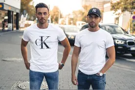 40、50岁的男人，不敢穿破洞牛仔裤了？夏日这样搭，造型时髦得体图片