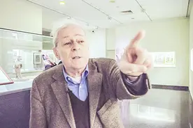 美教授回忆80年代：中国老师月工资30 我300！视频封面