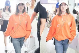 邓紫棋身材太娇小了，看着还挺可爱的，穿粉色卫衣活力十足图片