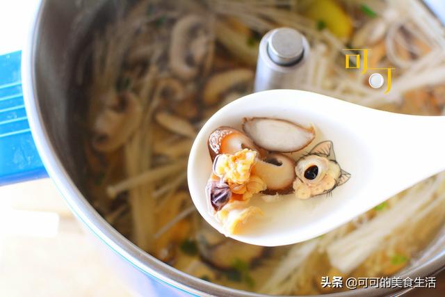家里的墨鱼干不知道怎么吃？加上菌菇一起炖个汤，太鲜了